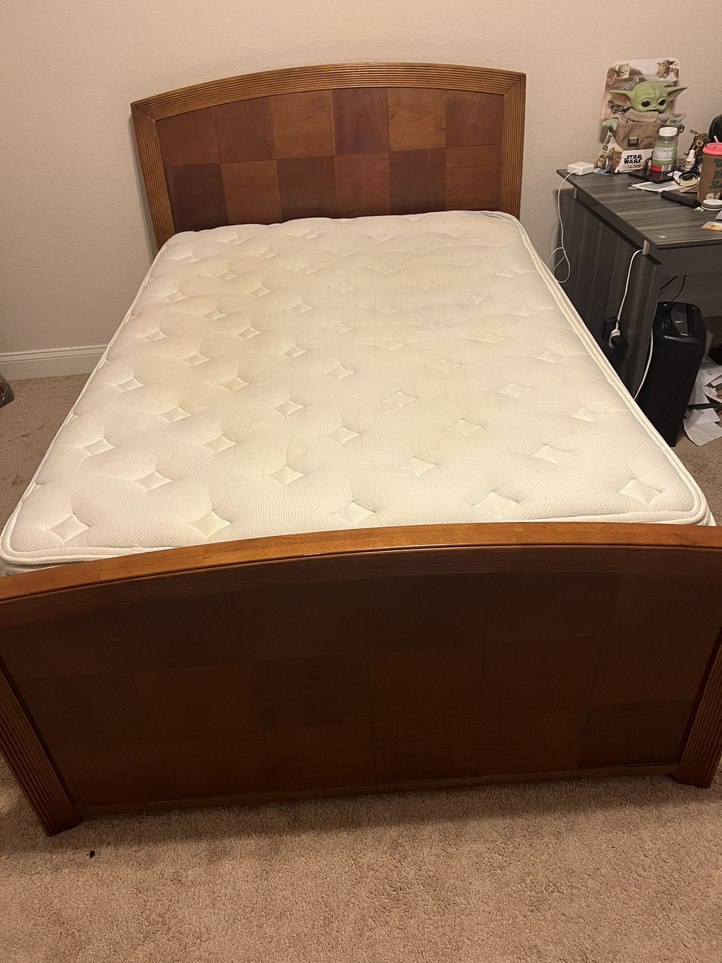 set: Bed frame and mattress. Size queen