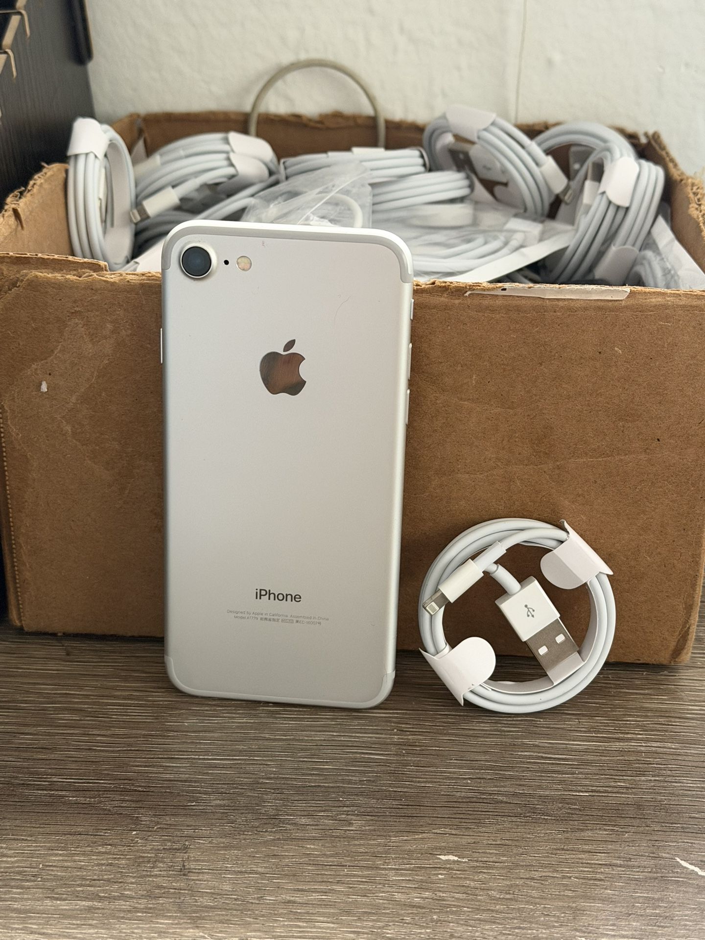Apple iPhone 7 32GB Unlocked Silver