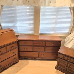 Bedroom Set 3-piece Plus Wooden Hamper