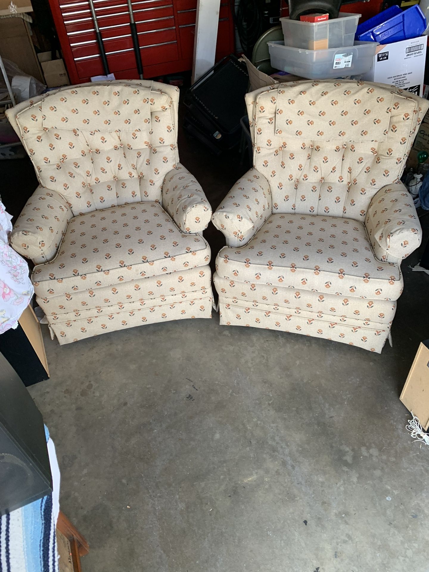 Recliner and sofa in good conditions pet and smoke free house asking for both 2 piece set