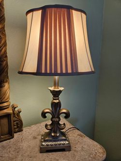 Fleur de lis lamp