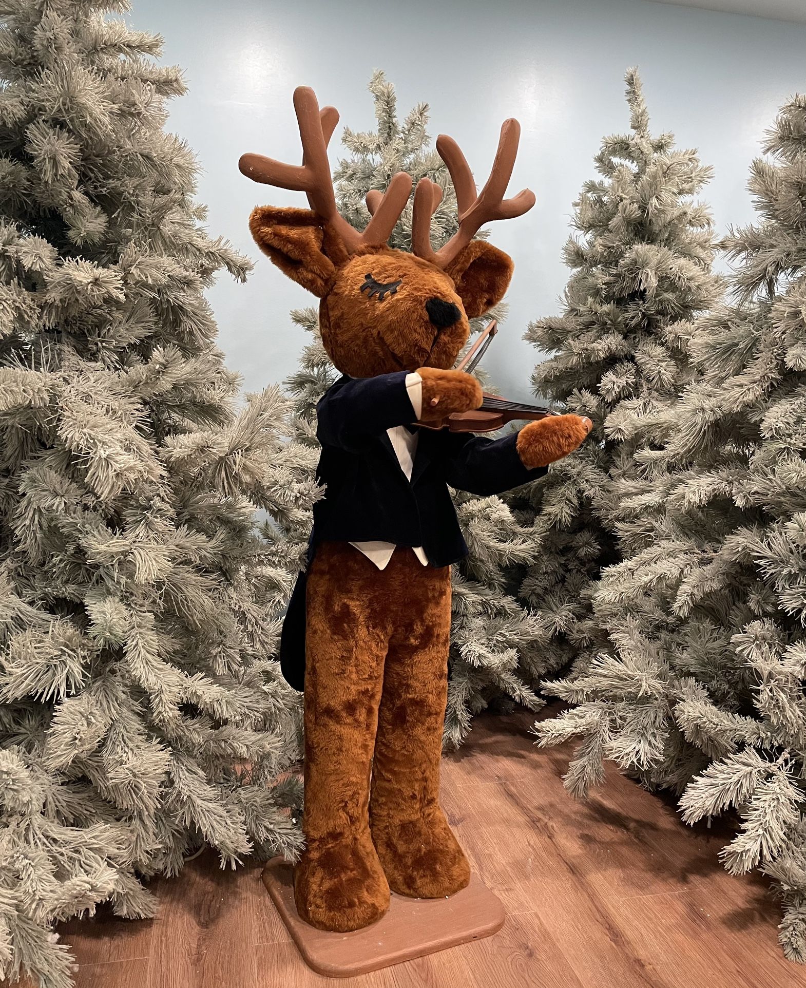 Vintage Commercial Quality Animated Store Display Reindeer With Violin By David Hamberger 