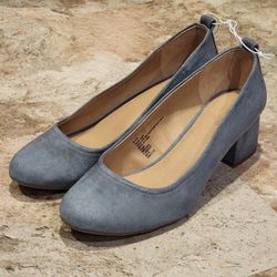 Like New Universal Thread Goods Co Size 8.5 Women's Denim Dusty Blue Suede-Like Low Chunky Block Heel Pump Shoe