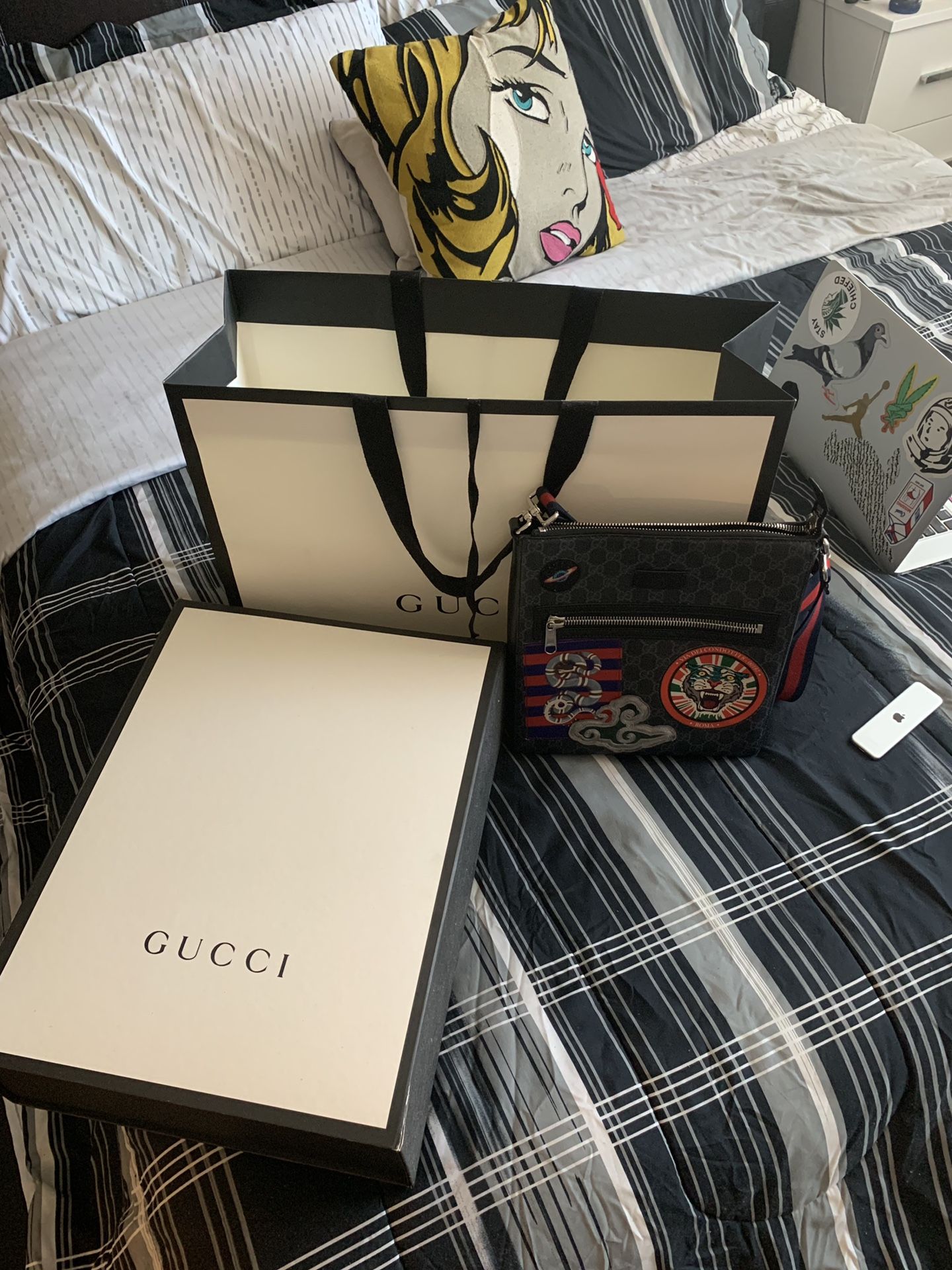 Gucci Messenger Bag, comes with sales receipt, shopping bag, and gift box great condition 10/10