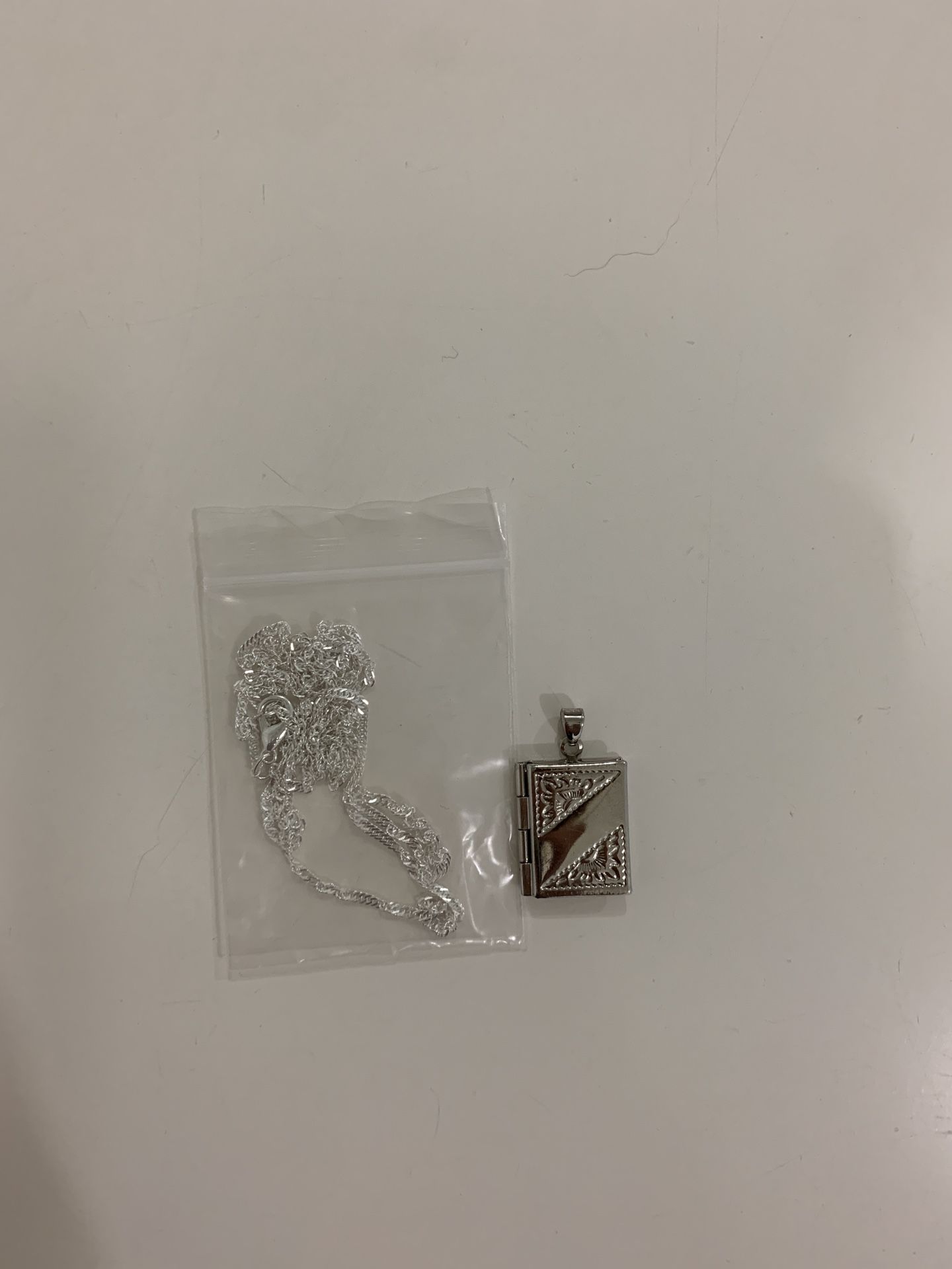 Silver pendant necklace