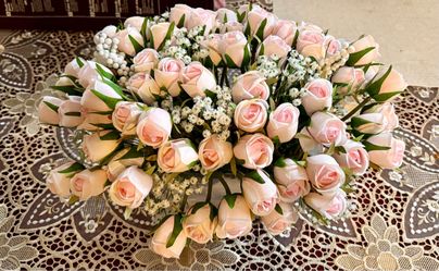 Like New home decor, center table flower arrangement with ceramic vase