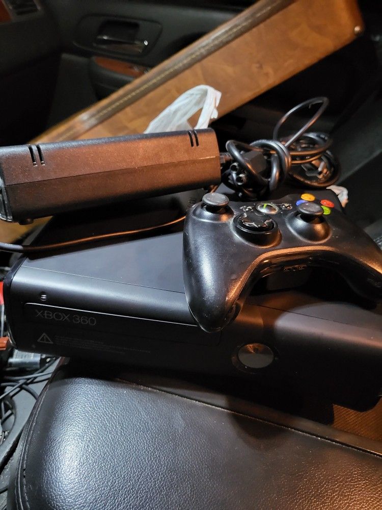 Xbox 360 250gb with controller and cords working perfectly