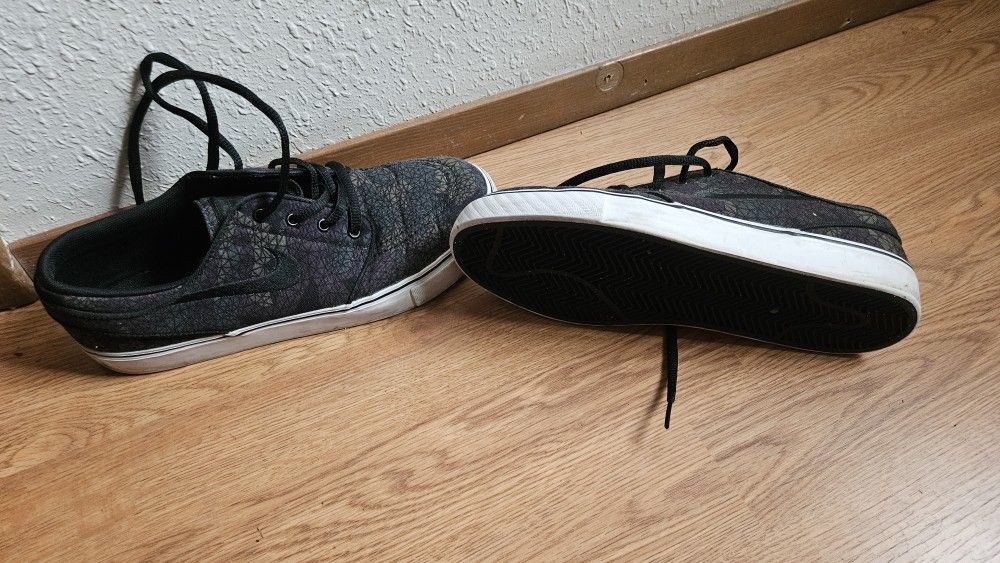 Size 6.5 Youth Nikes $20 OBO