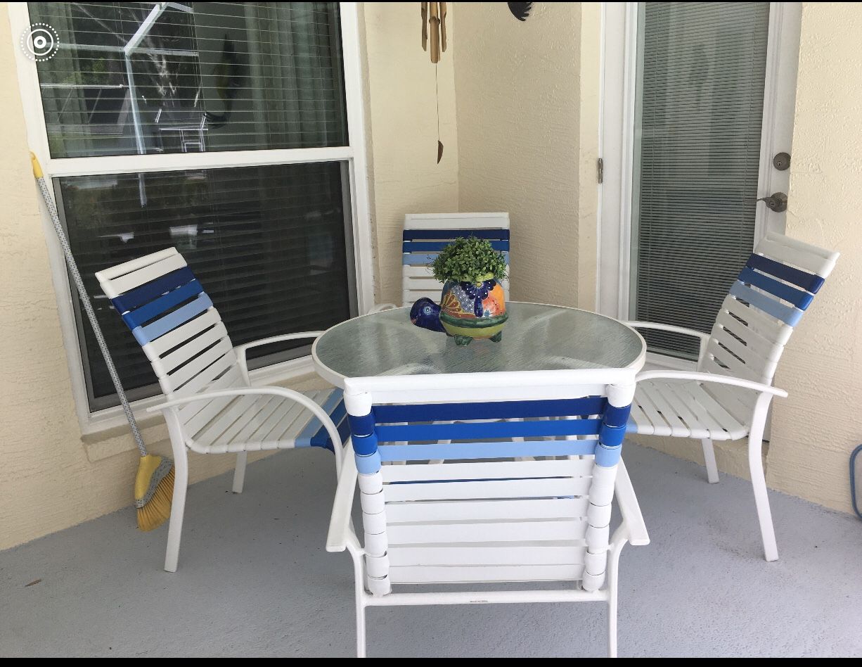 Very nice patio table and chairs