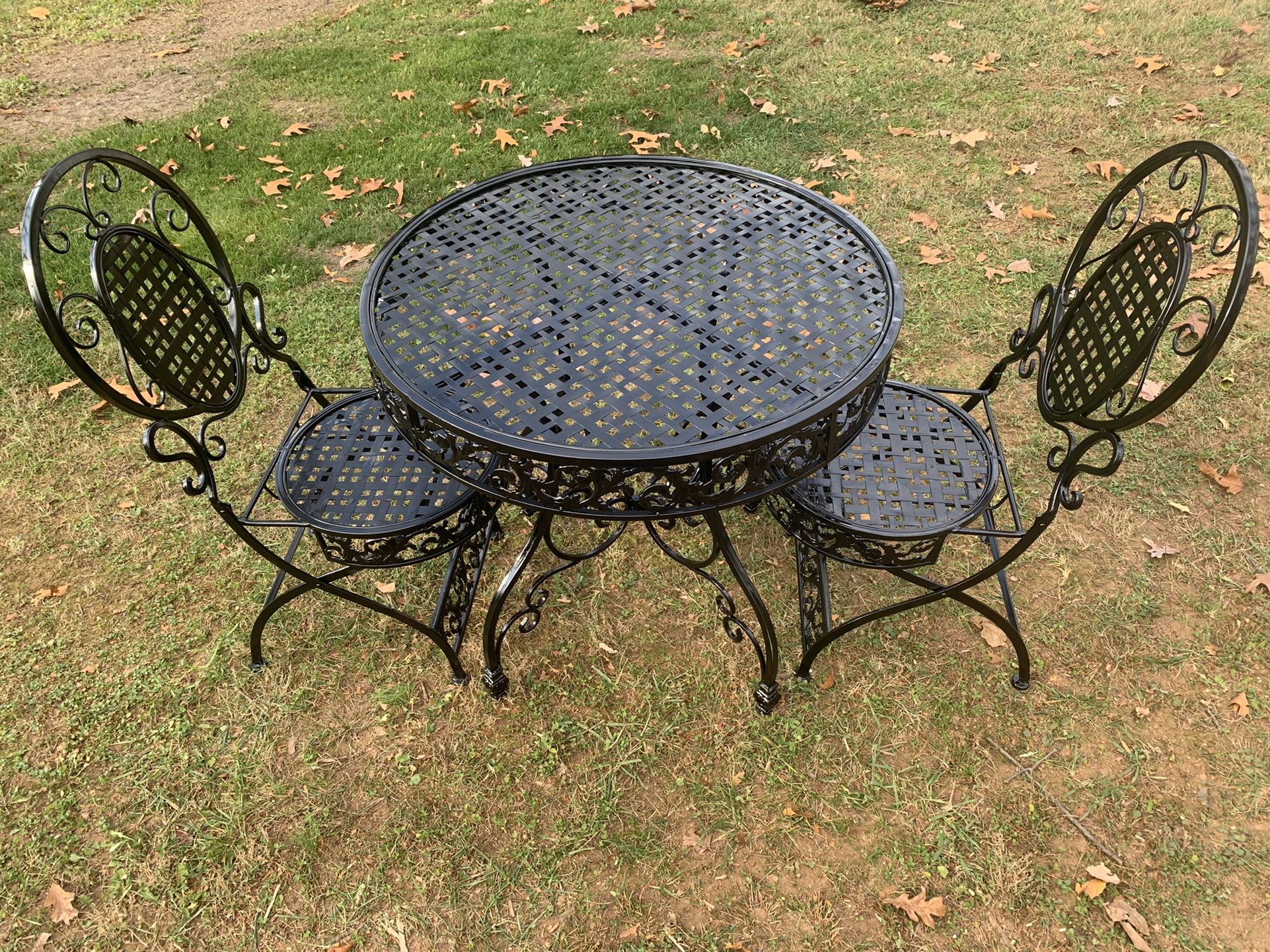 Gorgeous iron bistro set decorative table and chairs EXCELLENT CONDITION!!