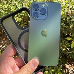 IPhone 13 PRO 256 GB, Amazing Condition.  UNLOCKED use any carrier.  Hablo Espanol.