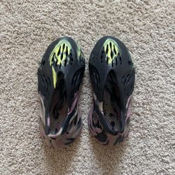 Adidas Yeezy Foam Runner MX Carbon