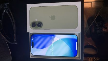 iPhone 17 green
