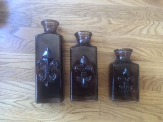 Plum colored fluer de les glass decor