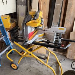 Dewalt 12 inch Miter Saw with stand DWS779