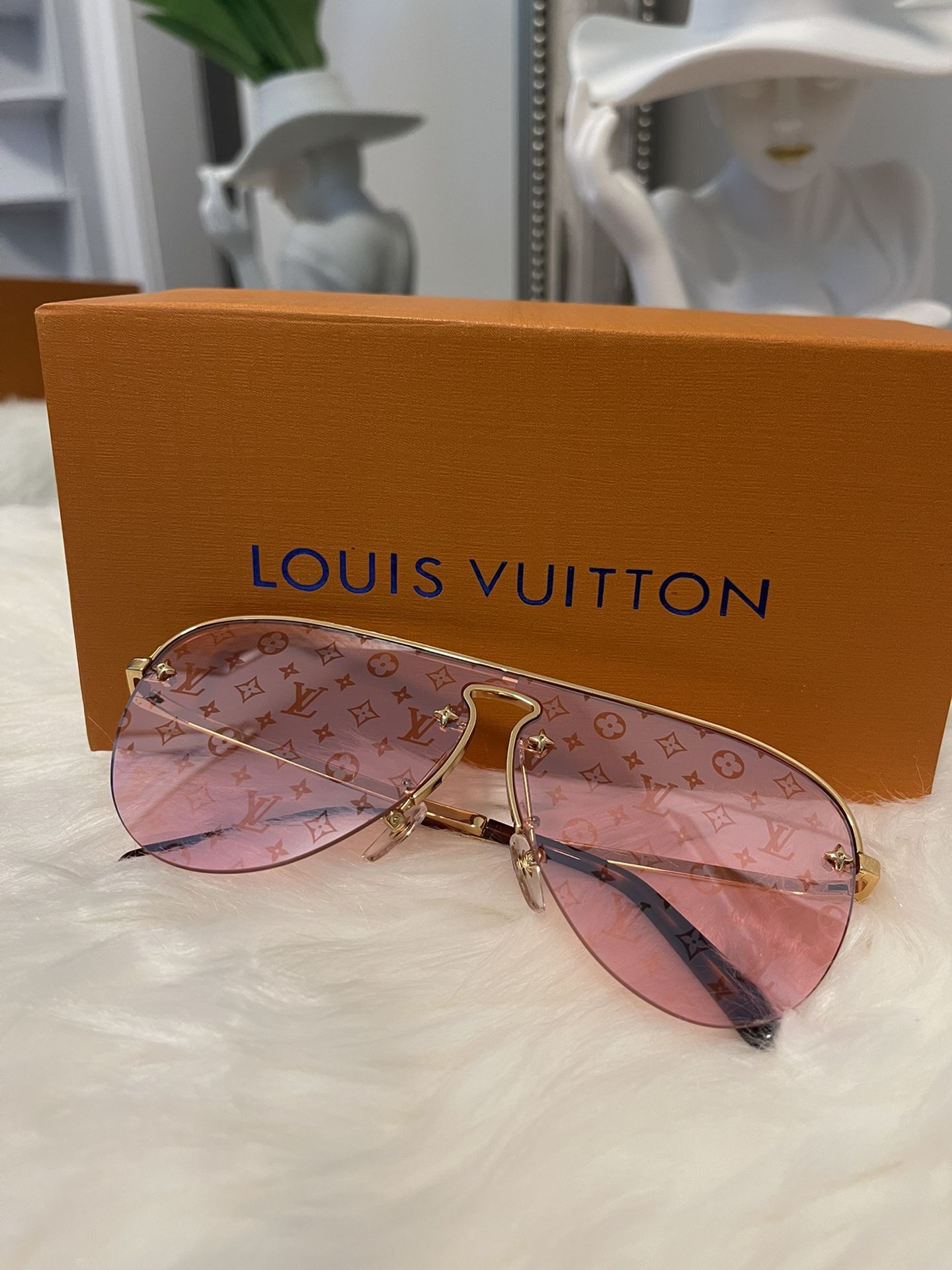 LOUIS VUITTON SUNGLASSES- Pink-woman for Sale in Bedford Hills, NY