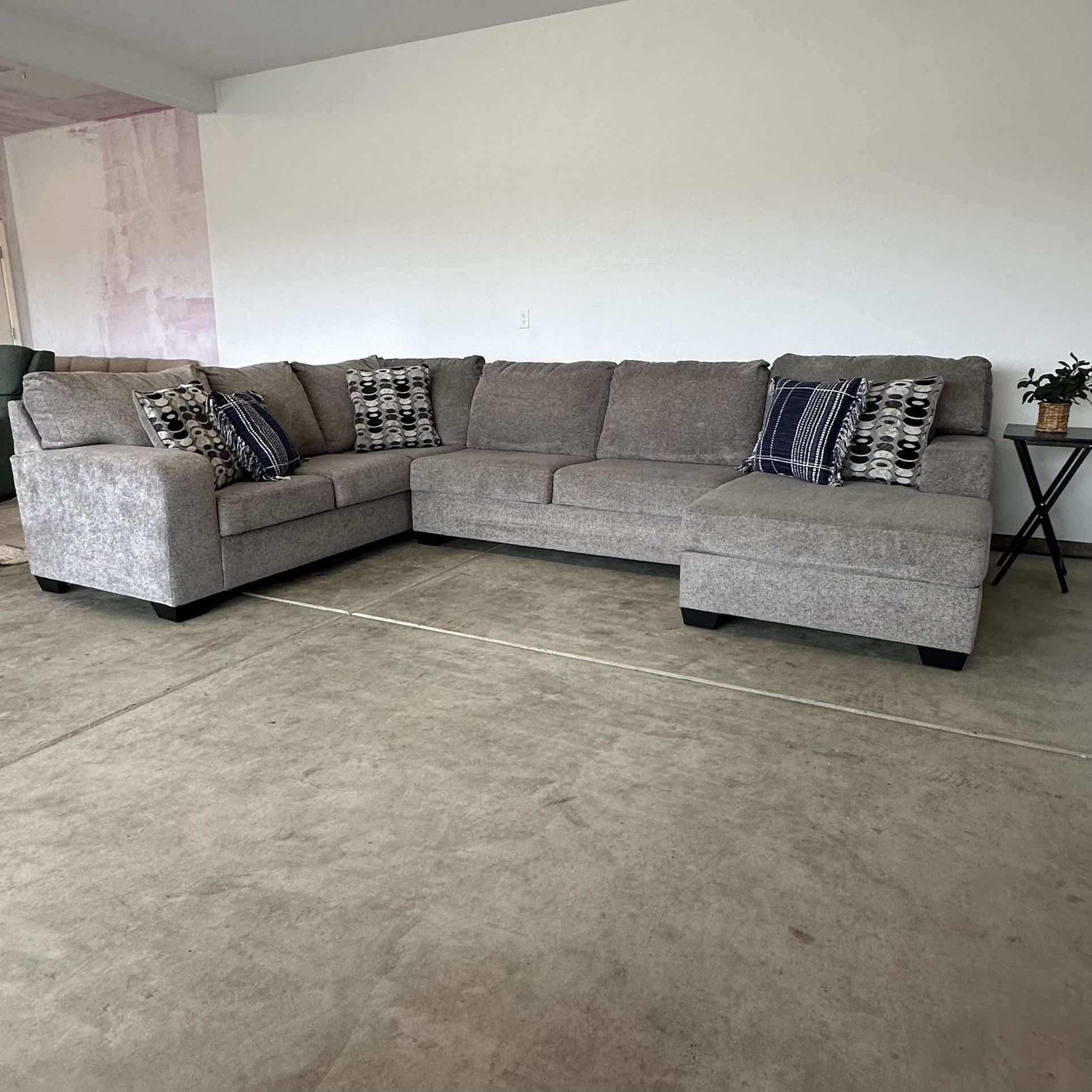 Can Deliver Gray Sectional Couch