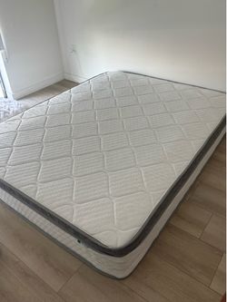 Novilla Queen 12” Hybrid Mattress – Excellent Condition