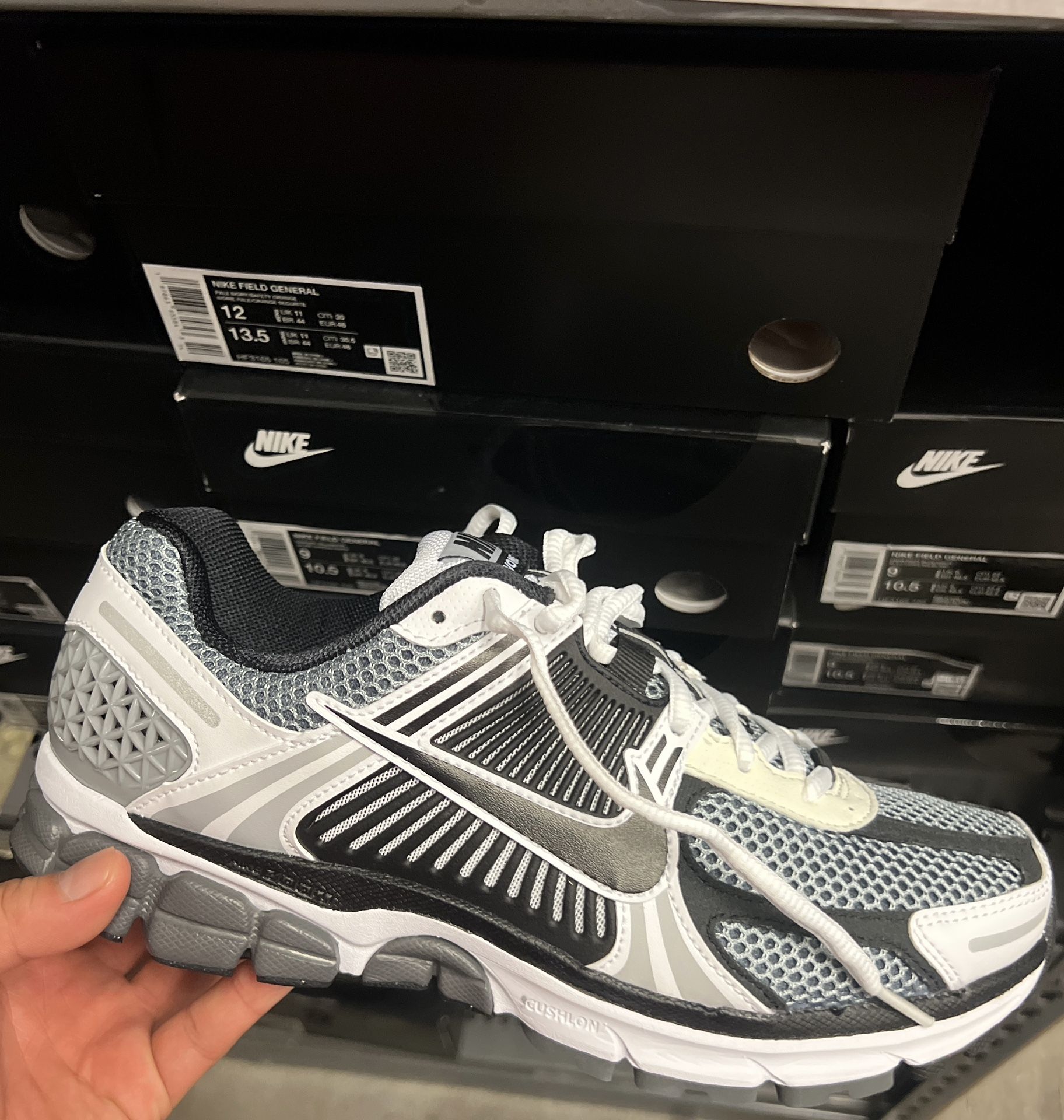Nike Zoom Vomero Black/White Size 9.5 Mens