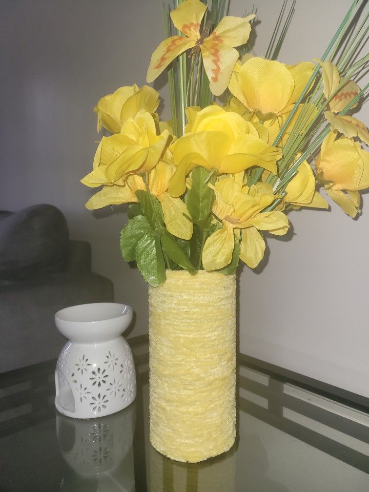 HANDMADE FUZZY YELLOW FLOWER VASE (1)