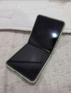 Samsung Galaxy Flip7 Unlocked (Trade)