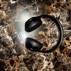 Wirless Beat Solo 3. Comes with original packaging,headphone case, and charger.