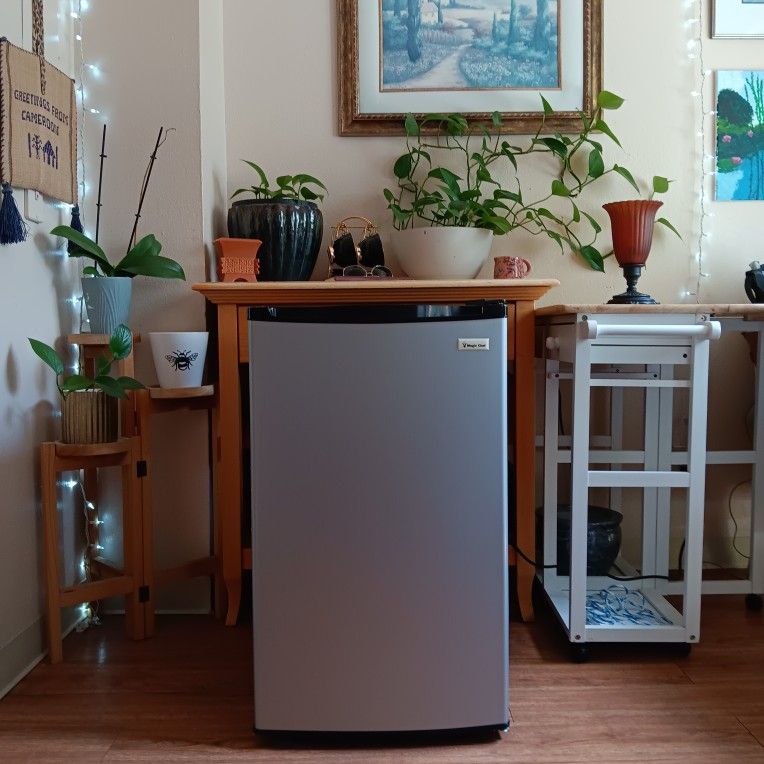 Stainless Steel Front Magic Chef Mini Fridge w Freezer 32.5" H Γ 19.5"W x 21"D