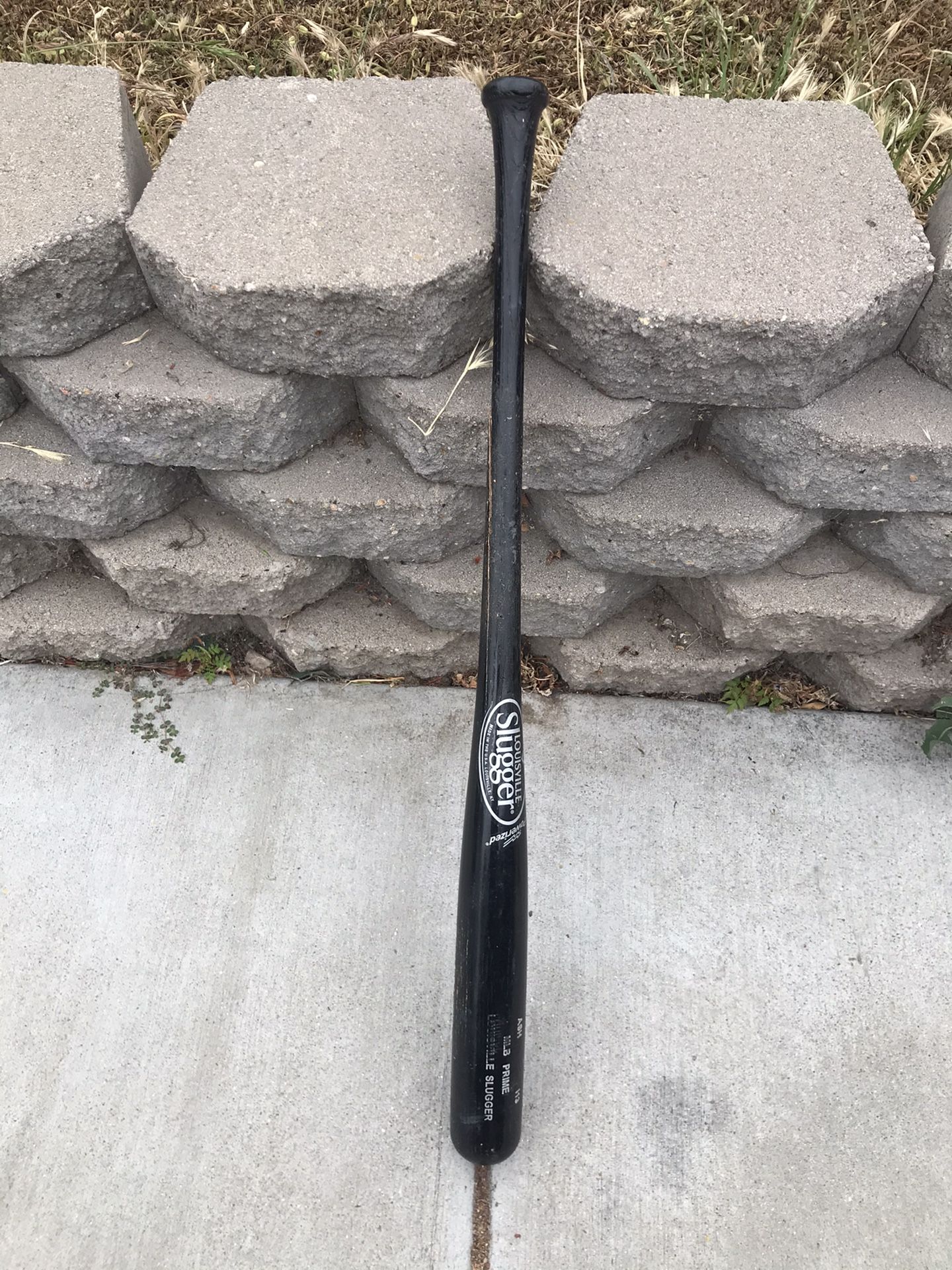 Louisville Slugger MLB Game Issued Bat 34” (cracked)