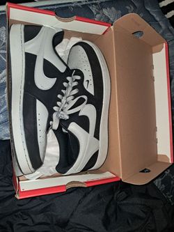 2 pairs of nikes