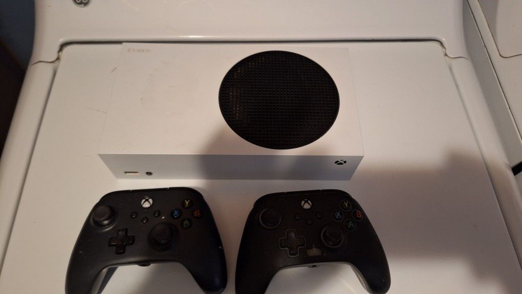 Xbox Series S White 2 Controllers