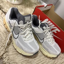 Brand New Nike Vomero 5 – Women’s 6