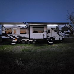 15 Ft. Garage Toyhauler 5th Wheel