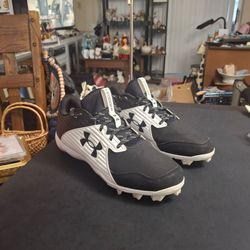 Under Armour Leadoff Low RM - Rubber Molded Baseball Cleats Size 12 New Condition Only Worn Once, Black & White
