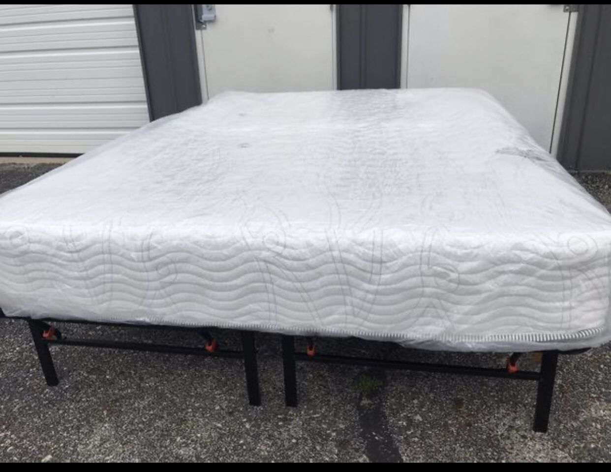 New KING size gel memory foam hybrid mattress and platform bed frame