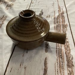 GLAZED BROWN STONEWARE HANDLED BOWL WITH VENTED COVER 