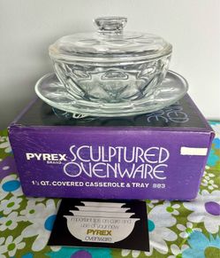 Vintage Pyrex sculpted ovenware set 1 1/2 qt covered casserole and underplate/tray. New in box with packing and instructions