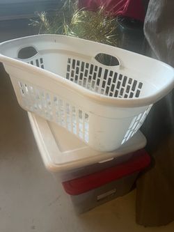 Sturdy laundry basket 6$