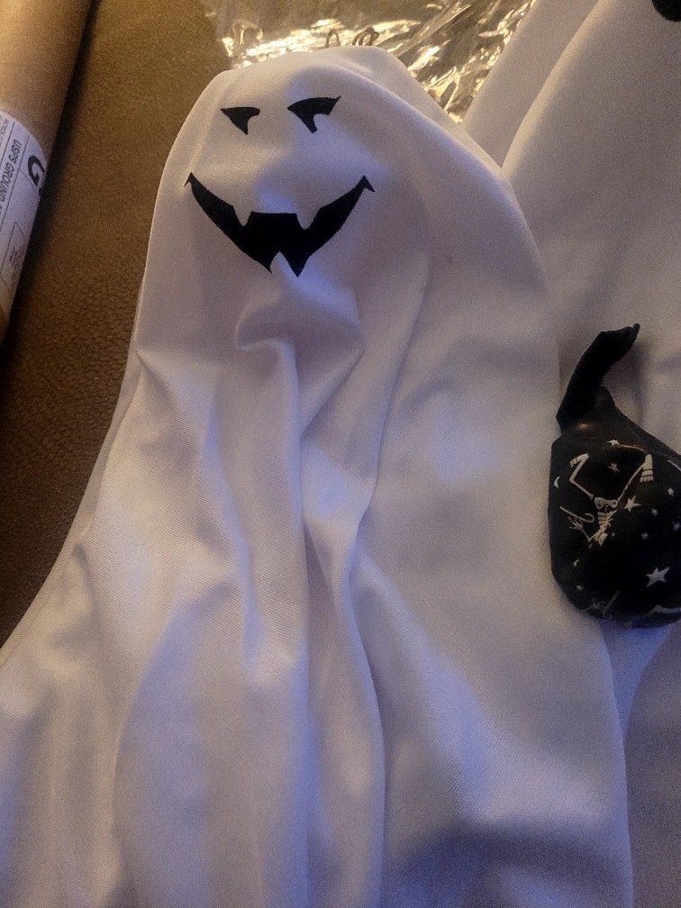 4 Hanging Ghosts And three halloween Balloons.