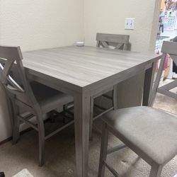 Dinning Table For Sale 42x42 With 4 Chairs 