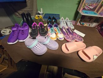 Girl Size 5 Shoes. 10 pairs.