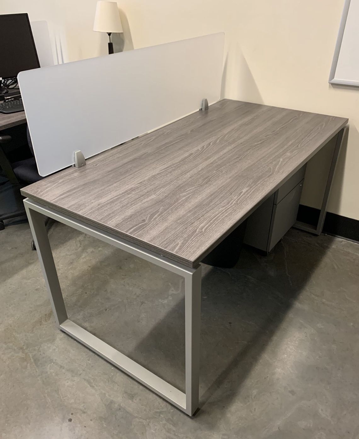 Sturdy contemporary style freestanding desks