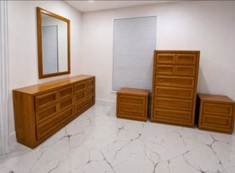 Thomasville solid wood wood bedroom dresser set with mirror
