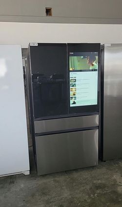 Samsung 4‑Door French Door Fridge w/ Family Hub – Stainless, Beverage Center