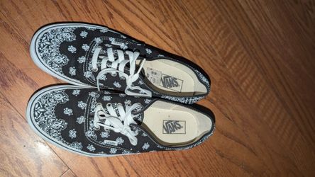 2 pairs of vans both lightly worn