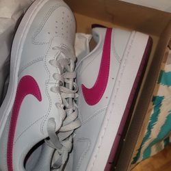 BRAND NEW NIKE WOMEN SIZE 6.5. Pick up in Garland 75042 by appointment