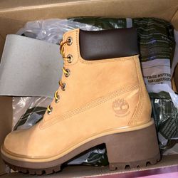 Woman’s Size 7 Tims 