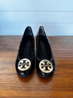 Tory Burch Quinn Wedge Black Quilted Patent Leather Gold Logo Pumps 5.5 NWOB