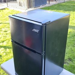 Arctic King Mini Fridge 