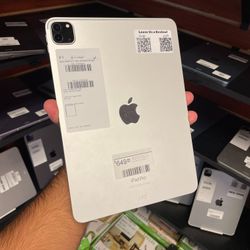 Apple iPad Pro 11" - 128GB - WIFI - Silver (4th Generation) Excellent