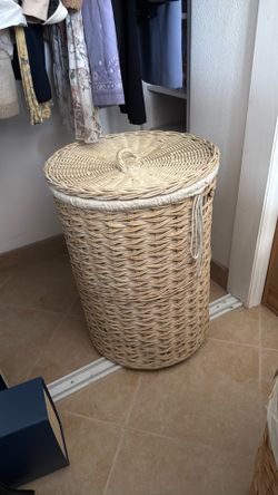 Bigger laundry basket nice condition